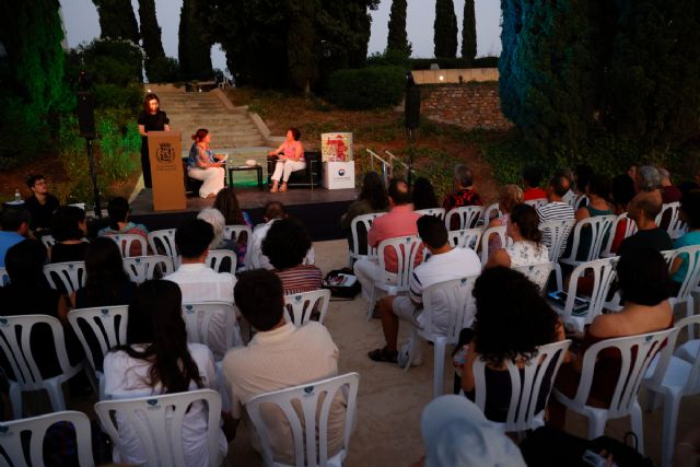 La poesía clásica y contemporánea coreana resuena en un recital junto al Teatro Romano
