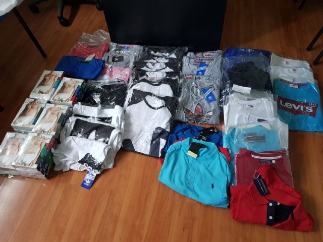 La Policía Local de Cartagena decomisa 52 imitaciones en el mercadillo de Islas Menores