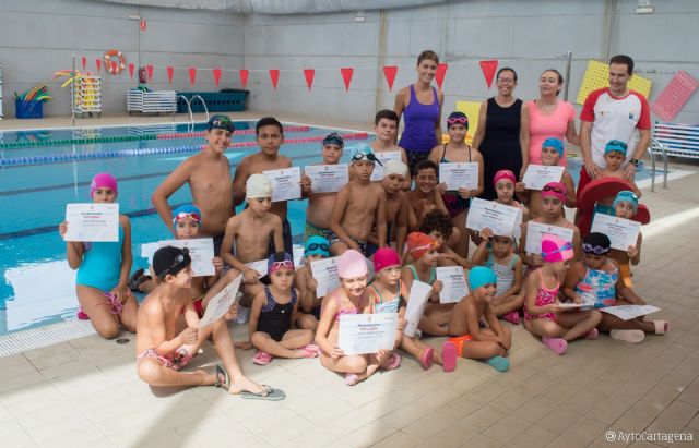 Setenta pequeños y mayores participan en la campaña de natación de verano en La Aljorra