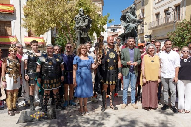 Carthagineses y Romanos marchan desde Caravaca de la Cruz con la llama que enciende la gran fiesta del Mediterráneo