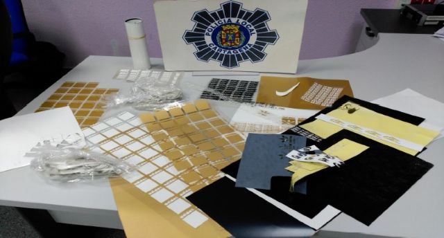 La Policía Local decomisa 163 productos de un establecimiento comercial que vendía ropa falsificada