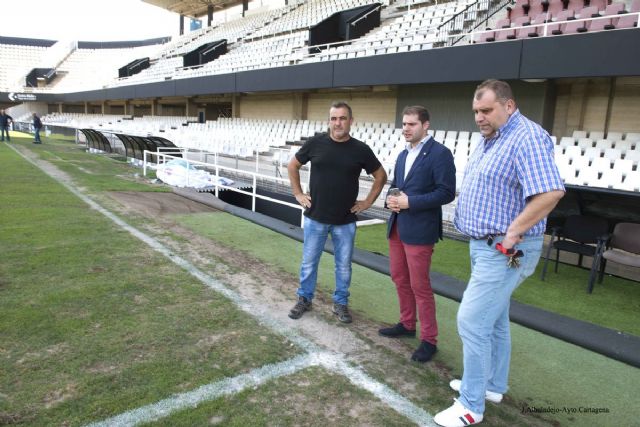 Puesta a punto del Estadio Cartagonova con la resiembra del césped para los encuentros deportivos