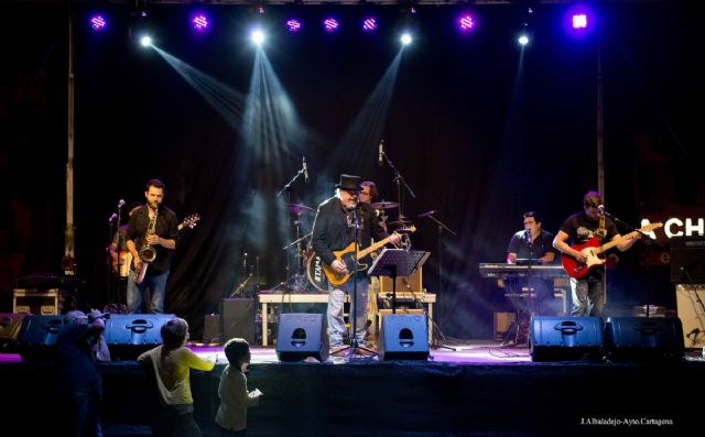 La Plaza San Francisco bailó al ritmo de la música de las últimas décadas en el Festival Otoño Pop