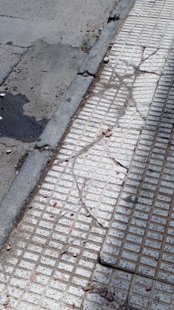 Los vecinos de San Félix esperan cuatro años la renovación de las aceras