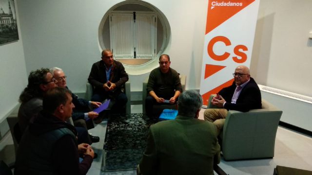 Cs recoge la indignación de los vendedores ante el plan del PSOE para reestructurar los grandes mercadillos de Cartagena