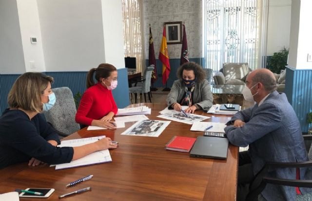 Autoridad Portuaria y Ayuntamiento ponen en común el proyecto ganador de Plaza Mayor para convertir el Puerto en el protagonista de la vida social