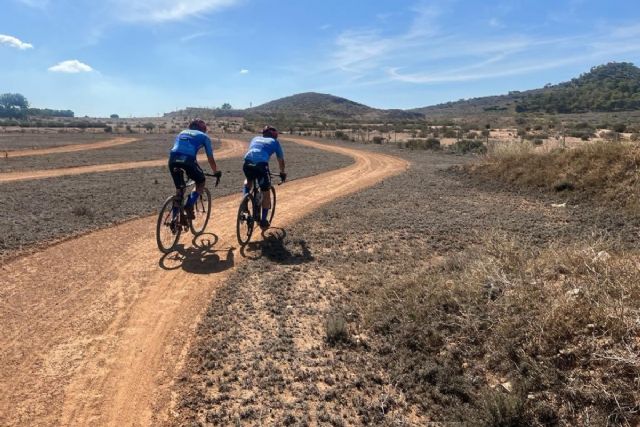 Más de un centenar de ciclistas compiten este domingo en la inauguración del nuevo circuito de ciclo cross en Los Camachos