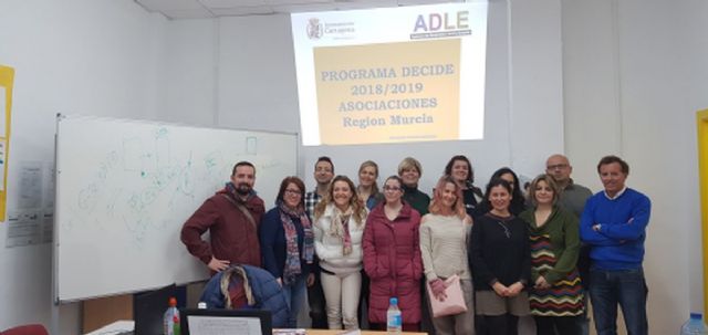 Alumnos del programa DECIDE-T asisten a una charla sobre formación profesional para el empleo de la ADLE