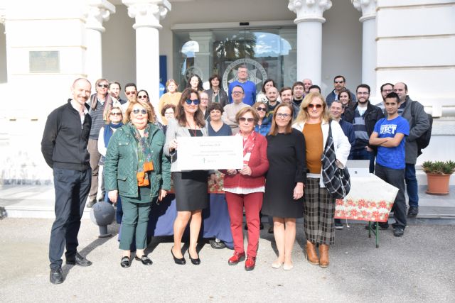 Los empleados de la UPCT entregan a ASIDO el cheque solidario de 2019