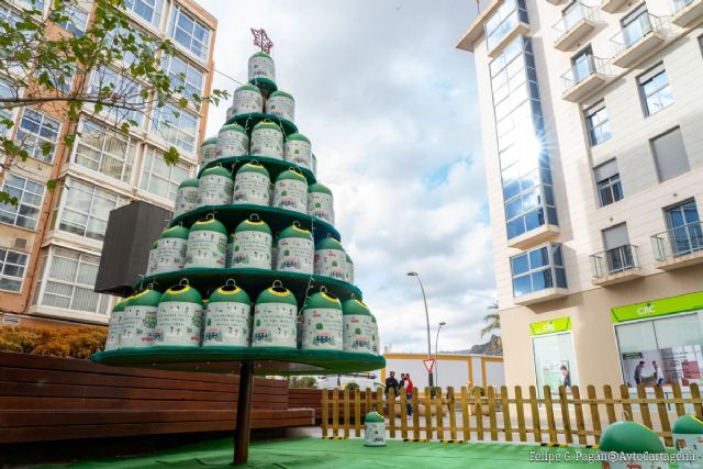 Un árbol de miniglús en la Plaza del Par recuerda que hay que reciclar vidrio también en Navidad
