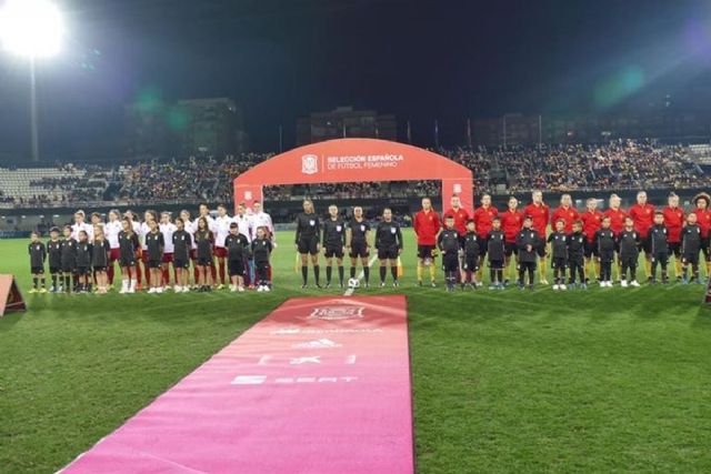 El Estadio Municipal Cartagonova respiró un buen ambiente en el empate de España ante Bélgica