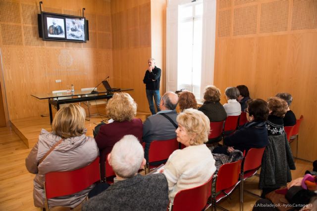 El taller, Un paseo por la historia de Cartagena, acerca a los mayores al Gran Hotel