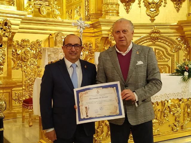 El Resucitado nombra hermano de honor al Paso Blanco en su visita a Lorca