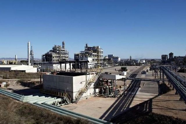 La alcaldesa lamenta el cierre de una planta de Sabic y pone los servicios municipales a disposición de los trabajadores