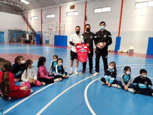 Jimbee CT comparte jornada de fútbol sala con alumnos del CEIP Virgen del Carmen