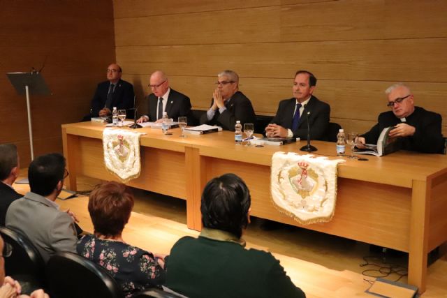 La Cofradía del Resucitado presenta un libro que recoge sus 75 años de historia procesionista