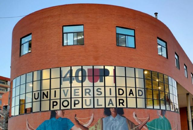 Un gran vinilo en la fachada del Centro Cultural anuncia los actos conmemorativos del 40 aniversario de la UP