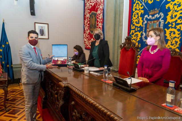 Álvaro Valdesueiro toma posesión de su acta de concejal del Ayuntamiento de Cartagena