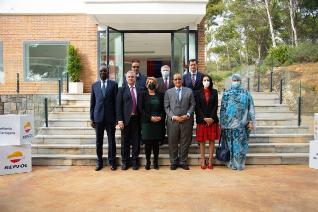 Una delegación del Gobierno de Mauritania visita la refinería de Repsol en Cartagena