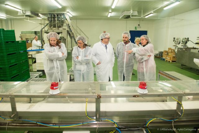 Castejón conoce las medidas pioneras de conciliación familiar para los empleados de Frigoríficos Morales