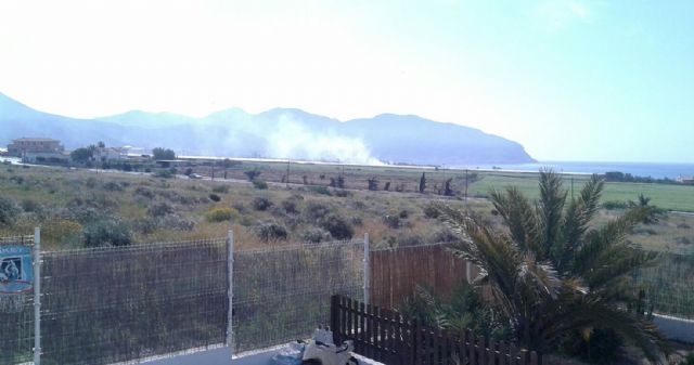 Cs denuncia que otra quema agrícola obliga a los vecinos de Isla Plana a refugiarse en sus casas ante la humareda