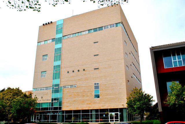 Entrega de diplomas los estudiantes graduados en la UNED