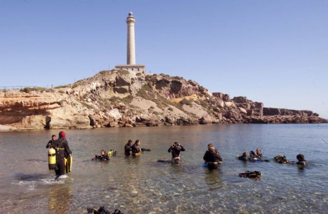 Un proyecto europeo promueve los bautismos de buceo en Cabo de Palos y Cabo Tiñoso