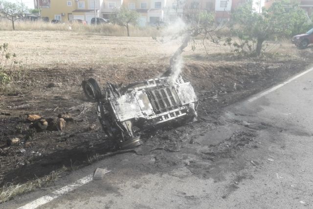Bomberos de Cartagena extinguen el incendio de un coche eléctrico en Molinos Marfagones