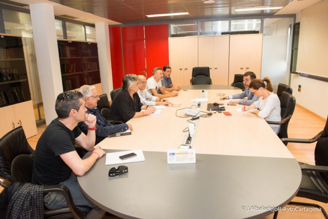 El alcalde y la vicealcaldesa escuchan las preocupaciones de los estibadores