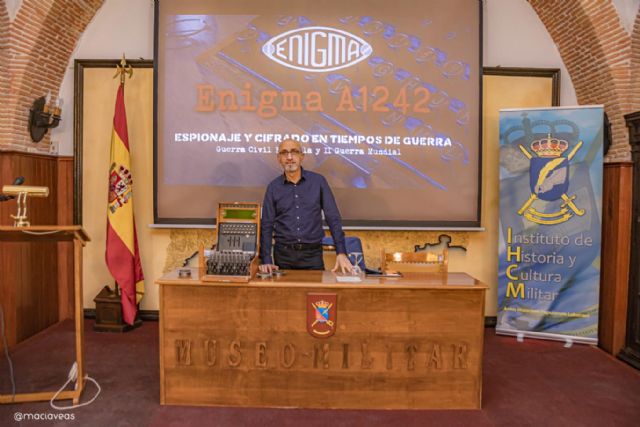 La conferencia sobre ‘Enigma’ llena el Museo Histórico Militar hasta el punto que volverá a repetirse