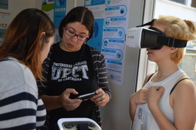 'La UPCT da la nota' divulgando sus estudios en la avenida de la Libertad de Murcia