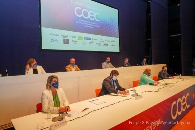 La alcaldesa ofrece a los empresarios una mesa de simplificación administrativa y exige inversiones al Gobierno central y a la Comunidad