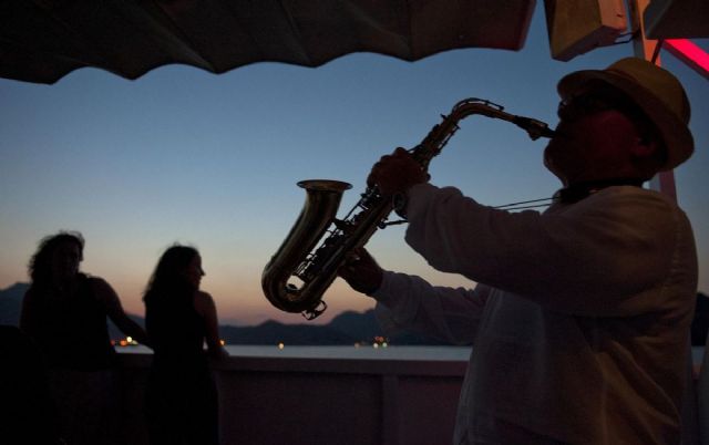 Comienzan los paseos en barco al atardecer con música en directo