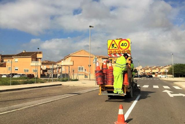 El Ayuntamiento mejora la señalización vial en una treintena de barrios y diputaciones