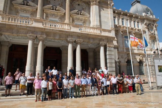 Silencio y banderas a media asta de Barcelona y Cambrils en el Ayuntamiento de Cartagena