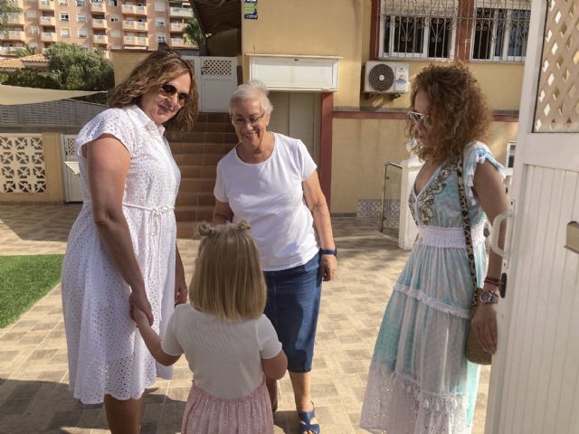 Isabel Franco visita la sede de verano del Centro Hogar de La Infancia de Cartagena