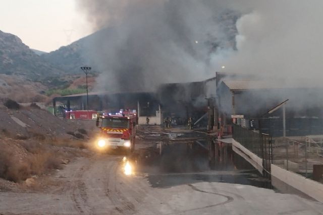 Bomberos trabajan en la extinción de un incendio en una planta de reciclaje de Escombreras