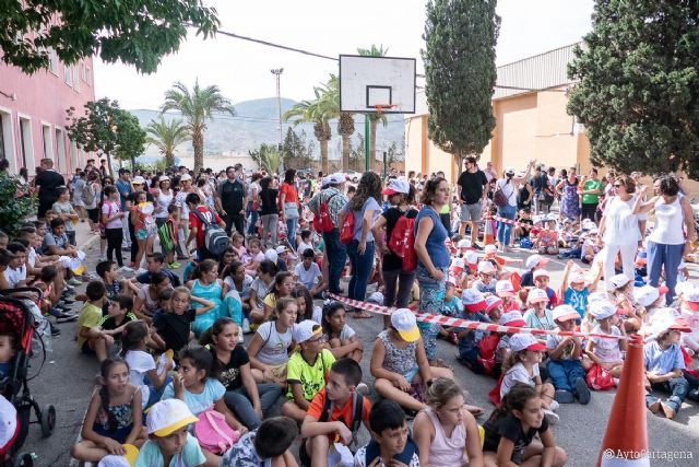 Alumnos de los CEIPS Aníbal, Asdrúbal y Nuestra Señora del Mar marchan contra el absentismo escolar