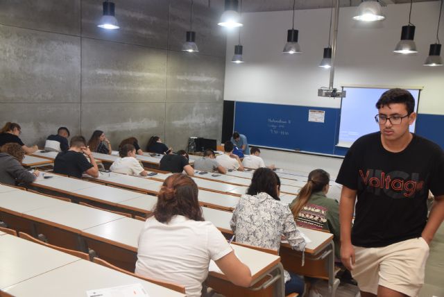 Se reanuda la EBAU con división de opiniones sobre el parón entre los preuniversitarios que se examinan en la UPCT