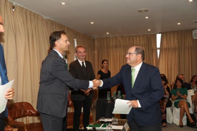 Premiado a nivel nacional el catedrático de Economía Carmelo Reverte