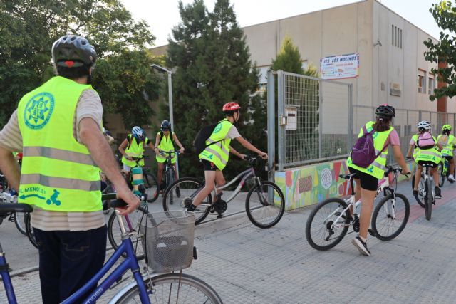 Exhibición del campeón del mundo de trial y talleres de mecánica de bicis y conducción segura de patinetes en la Politécnica
