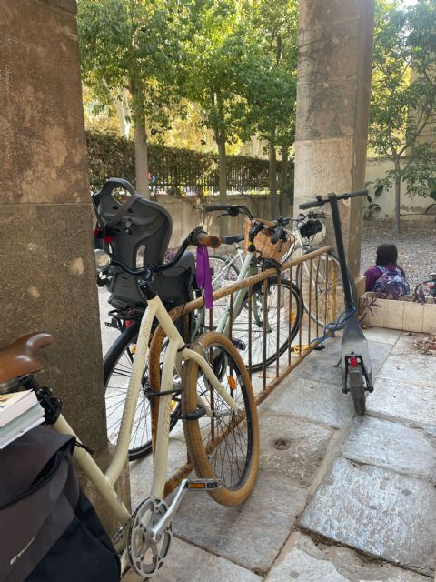 Colectivos de movilidad sostenible celebran la Semana Europea con la actividad 'Al cole sin humos' junto al IES Jiménez de la Espada