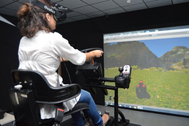 Un congreso internacional premia el simulador de vuelco de tractores de la UPCT