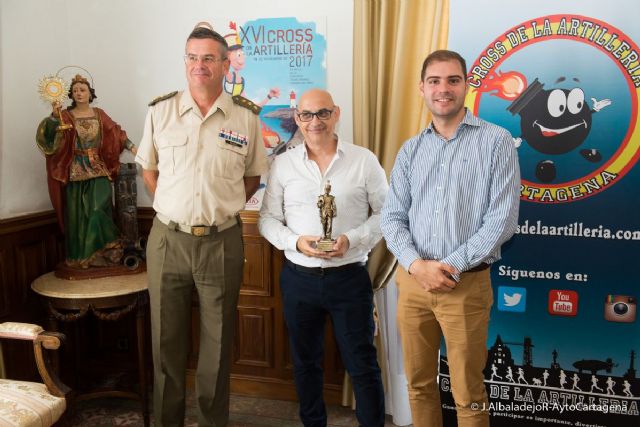 Cristobal Aguilo recibe el premio por el cartel anunciado del XVI Cross de Artilleria