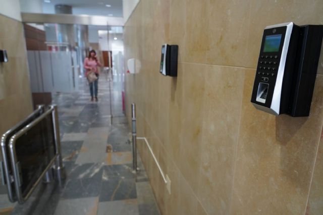 El Ayuntamiento ampliará a nuevos centros de trabajo el sistema de control de horarios