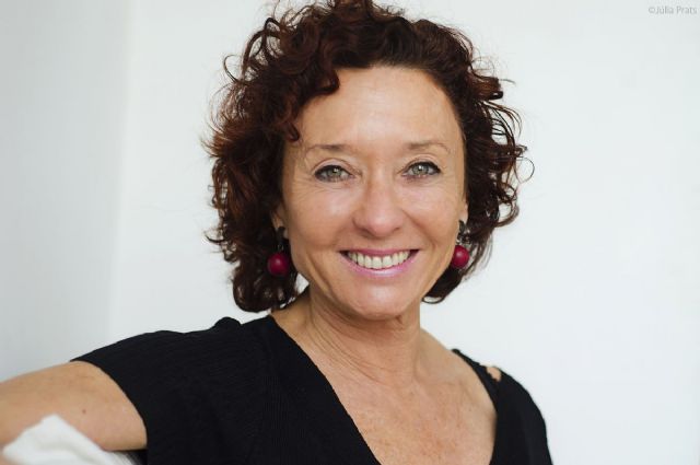 Maite Carranza abre el ciclo de encuentros con los autores finalistas de los Premios Mandarache y Hache 2018