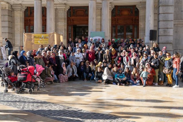 Cientos de migrantes escuchan el manifiesto del Consistorio de compromiso con esta realidad social