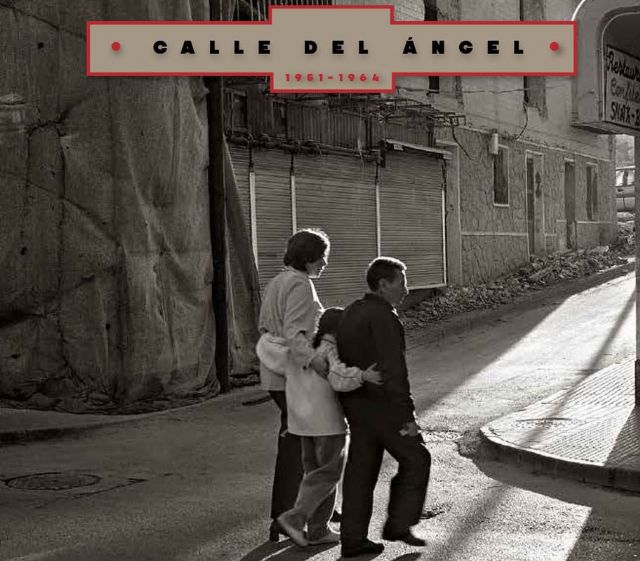 La exposicion fotografica Calle del Angel, de Juan Manuel Diaz, conecta el presente de Cartagena con los años de la posguerra