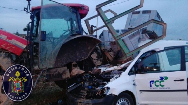 Bomberos de Cartagena rescatan a una mujer atrapada en su vehiculo tras colisionar con un tractor