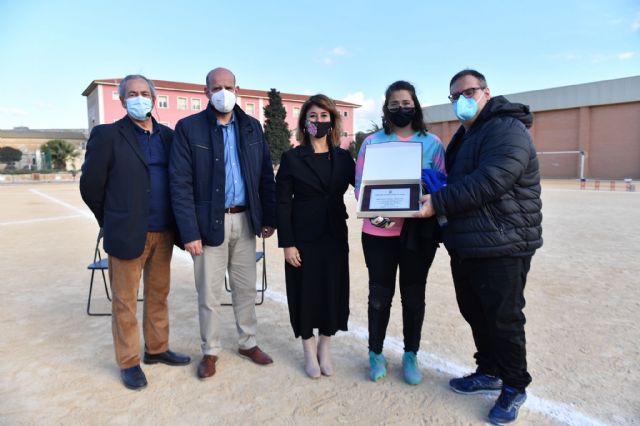 El Evangélico Fùtbol Club rinde homenaje a su entrenador y coordinador, el policía Antonio Pérez
